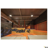 Trampolinhalle mit orangefarbenen Flächen und Graffiti-Wand, beleuchtet von SLV LED-Leuchten.