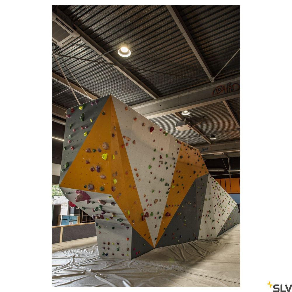 Boulderwand mit farbigen Griffe in einem Kletterraum, ideal für das Indoor-Klettern und Training.