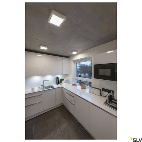 Moderne Küche mit Senser LED Wand- und Deckenaufbauleuchte in 4000K, dimmbar für flexibles Licht.