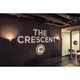 Moderne Wandgestaltung mit Wandleuchten und Schriftzug 'THE CRESCENT' an einer geschmackvollen Wanddeko.