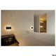 Somnila Spot LED Wandaufbauleuchte inkl. USB an elegantem Bett in modernem Schlafzimmer.