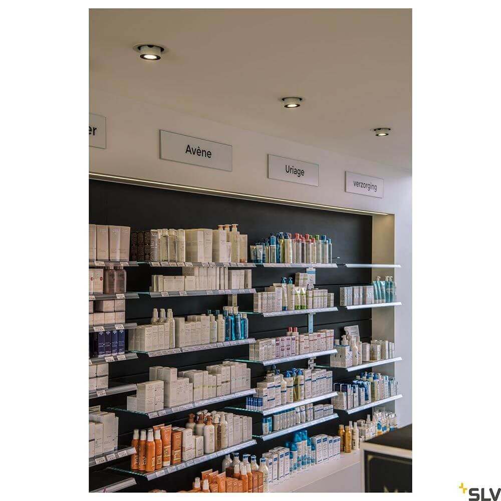 Moderne SLV LED Deckeneinbauleuchten in einer Apotheke, beleuchten Regale mit Pflegeprodukten.