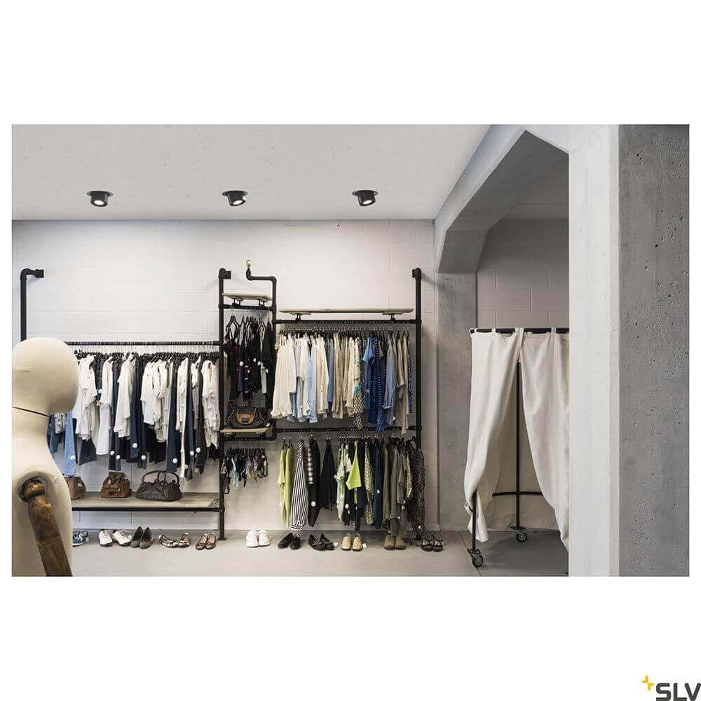 Moderne Modeboutique mit Supros Move LED Deckeneinbauleuchte, gut beleuchtet und stilvoll eingerichtet.