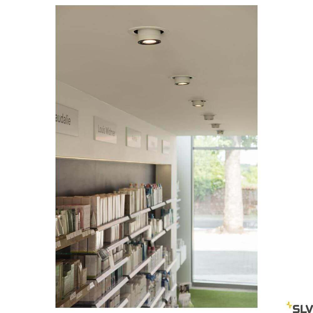 Supros Move LED Deckeneinbauleuchte 230V in einem modernen Geschäft mit breitabstrahlenden Reflektoren von SLV.