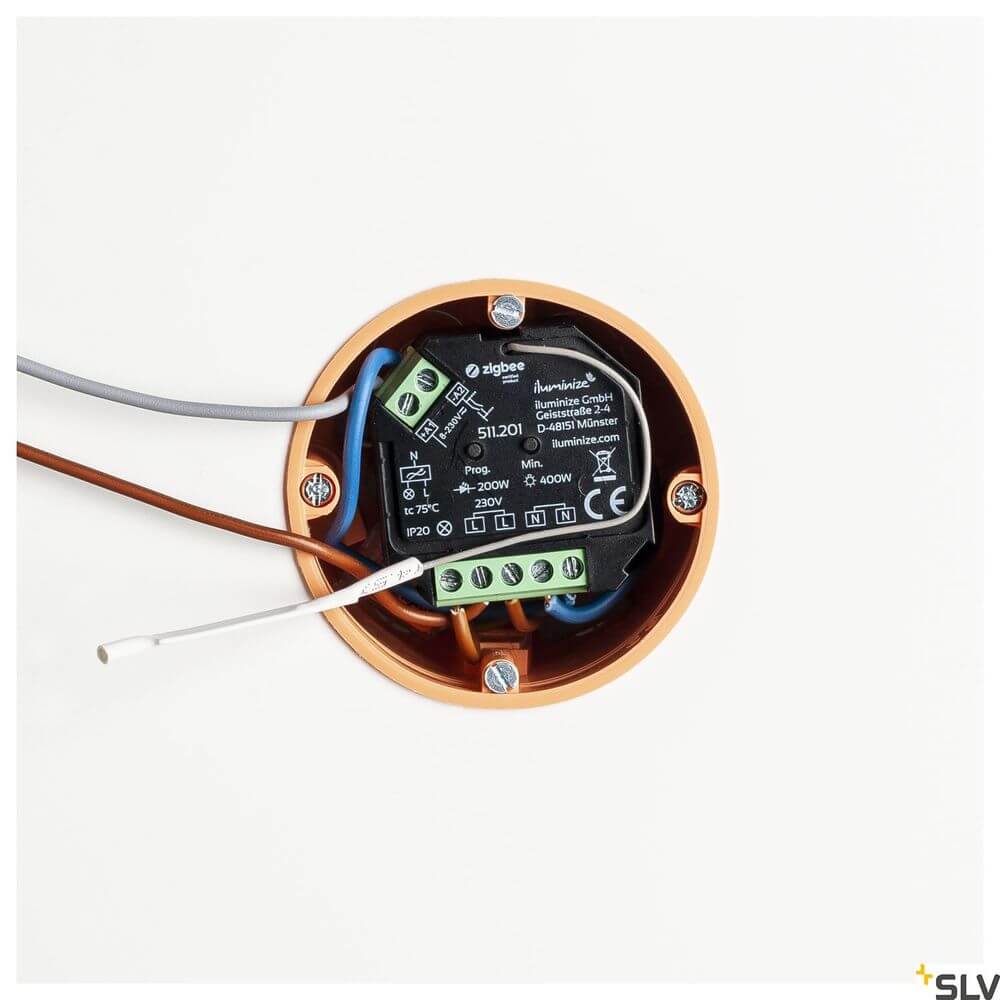 Valeto Dimmmodul im Installationsprozess, mit Anschlüssen für Strom und Steuerung.