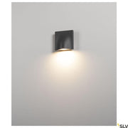 Vilua I LED applique murale d’extérieur Anthracite 3000K IP54 installée sur un mur, diffusant une lumière chaleureuse.