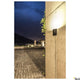 Vilua II LED Wandlampe Anthrazit 3000K IP54 100° 810lm an Betonwand bei Nacht