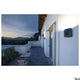 Vilua II LED Wandlampe Anthrazit 3000K IP54 100° 810lm an einer Wand im Freien bei Sonnenuntergang