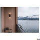 Vilua Up & Down Außen-Wandlampe LED Anthrazit IP54 an einer Wand mit Blick auf den See.