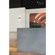 Solid Cube Wandleuchte QT14 Grau an einer modernen Wand im Empfangsbereich.