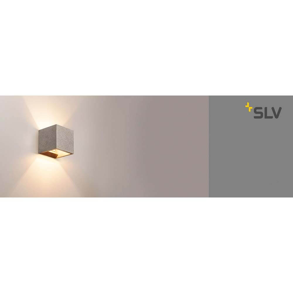 Solid Cube Wandleuchte QT14 Sandstein an der Wand montiert, moderne UP/DOWN Betonleuchte mit kubischem Design.