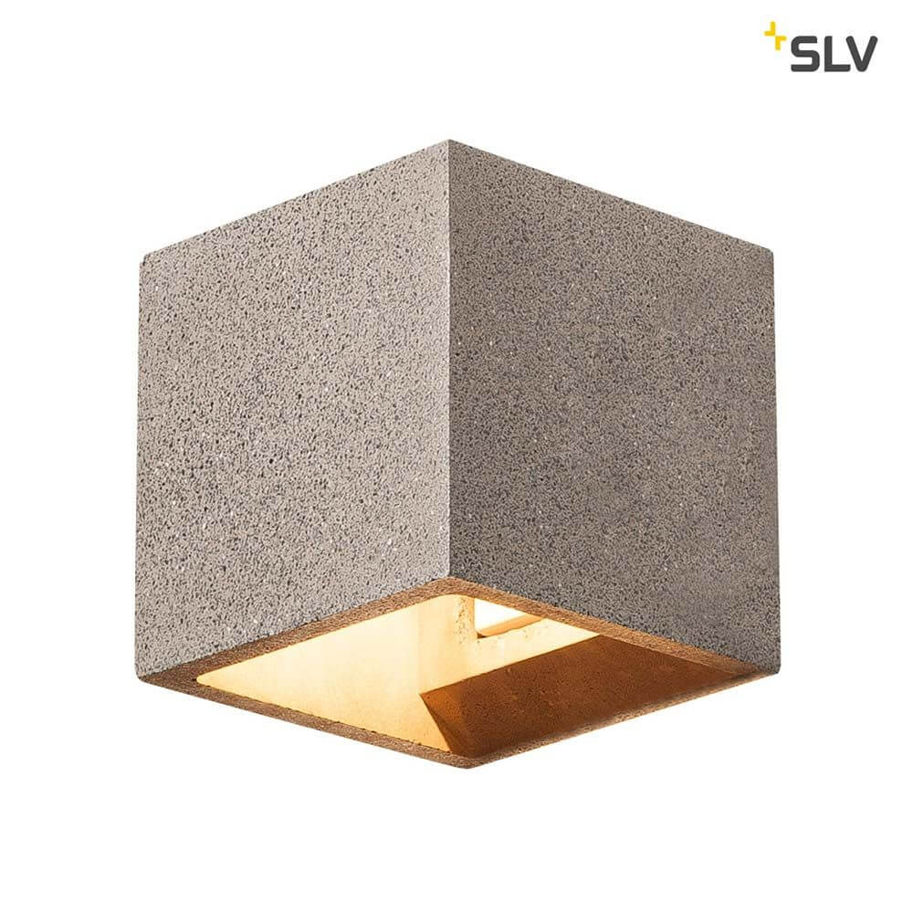 Solid Cube Wandleuchte QT14 Sandstein in kubischer Beton-Form mit Gold-Innenfarbe.