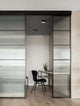 Samba LED Deckenleuchte H 10cm Ø 25cm 3000K beleuchtet modernen Arbeitsbereich mit stilvollem Design.