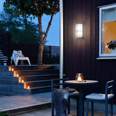 Sanremo LED lampada da parete esterna grigia, vetro in policarbonato trasparente è montata su una parete di legno, circondata da luce d'atmosfera.