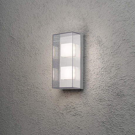 Sanremo LED lampada da parete esterna grigia, vetro in policarbonato trasparente montata su una parete grigia.