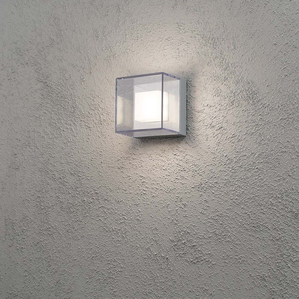 Sanremo LED Außenwandleuchte Grau an einer strukturierten Wand montiert, strahlendes Licht von der Lampe.