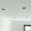 Moderne LED Einbaustrahler schwenkbar in schlichter Decke, ideal für Innenraumbeleuchtung.