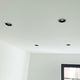 Moderne LED Einbaustrahler schwenkbar in schlichter Decke, ideal für Innenraumbeleuchtung.