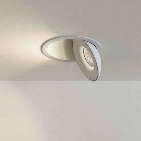 Schwenkbarer und dimmbarer LED Einbaustrahler Santa Deep von s.luce in modernem Design.