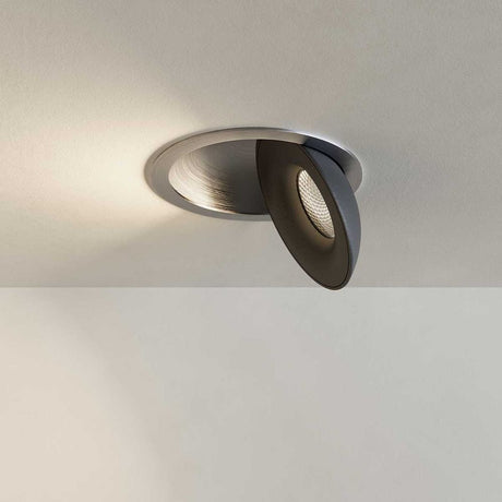 Schwenkbarer und dimmbarer s.luce Santa Deep LED-Einbaustrahler, modernes Design in edler Ausführung.