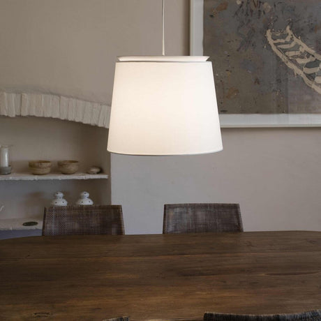 Savoy Lampenschirm für Hängelampe über einem Holztisch in einem gemütlichen Essbereich.
