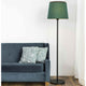 Savoy Lampenschirm für Stehlampe neben einem blauen Sofa mit Kissen im modernen Wohnzimmer.