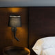 Savoy Lampenschirm für Wandleuchte an der Wand über einem Nachttisch in modernem Schlafzimmer.