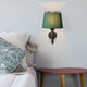 Savoy Lampenschirm für Wandleuchte in elegantem Schlafzimmer mit grünem Textilschirm und moderner Wandhalterung.
