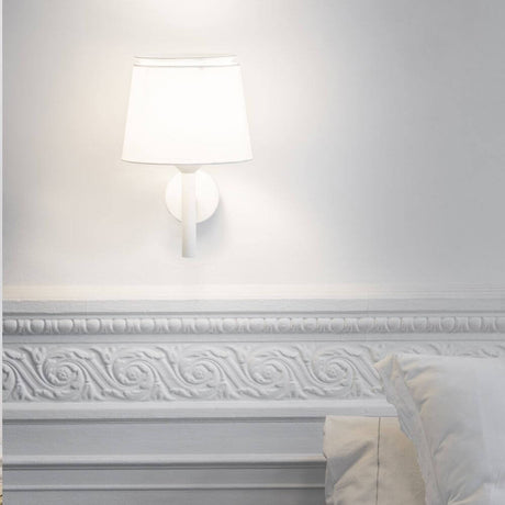 Savoy Lampenschirm für Wandleuchte, eleganter Textilschirm in modernem Wohnzimmer-Setting.