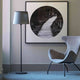 Savoy Stehlampe 160cm (ohne Schirm) neben einem grauen Sessel und einem Kunstwerk an der Wand.