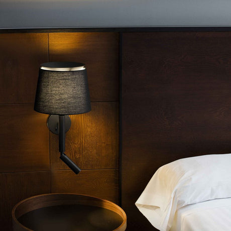 Savoy Wandleuchte mit LED Lesearm (ohne Schirm) an einer Holzwand über einem Nachttisch.