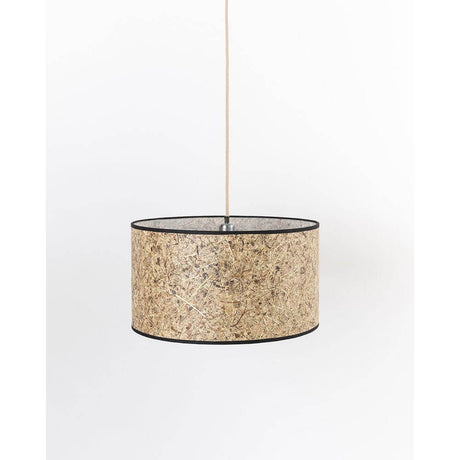 Suspension épurée en foin Rond avec foin de couleur naturelle et accents de couleur noirs pour un design d’intérieur moderne.