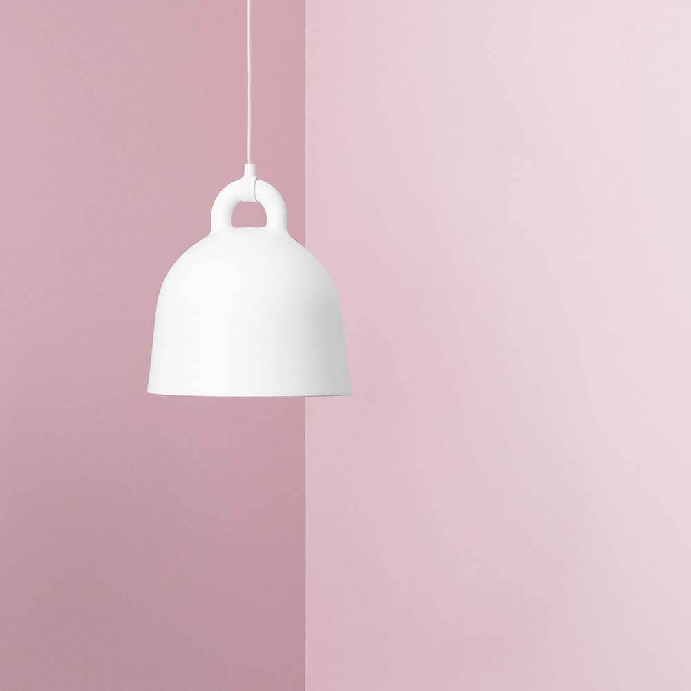 Pendelleuchte Bell S Ø 35cm Weiß auf rosa Hintergrund, modernes und elegantes Design.