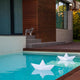 Origami-stil schwimmfähige LED-Dekolampe The Boat im Pool mit Hund und Holzverkleidung.