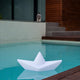 Schwimmfähige Akku-LED-Dekolampe im Origami-Stil schwimmend im Pool, ideal für stimmungsvolle Beleuchtung.
