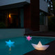 Schwimmende Akku-LED-Dekolampe The Boat in verschiedenen Farben im Pool bei Nacht.