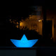 Schwimmfähige Akku-LED-Dekolampe im Origami-Stil, leuchtet blau und ist bruchfest, ideal für dekorative Beleuchtung.