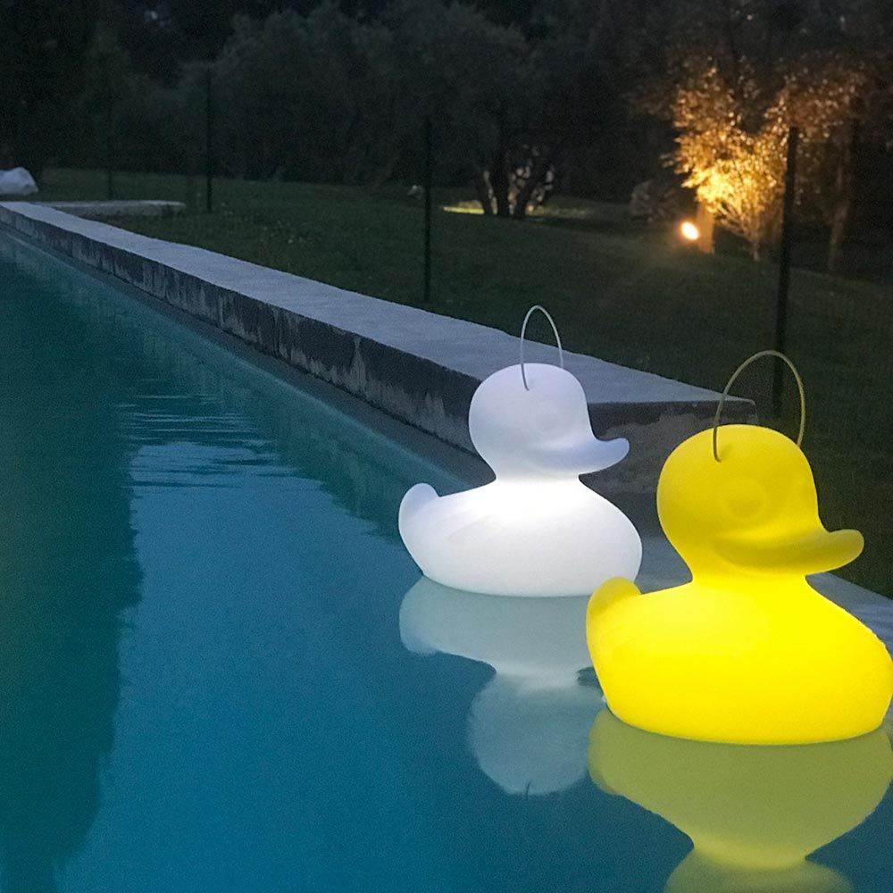 Schwimmfähige Akku-LED-Lampe Duck-Duck XL Weiß und Gelb im Pool, perfekte Beleuchtung für Gartenpartys.