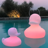 Schwimmfähige Akku-LED-Lampe Duck-Duck XL und klein im Pool bei Dämmerung