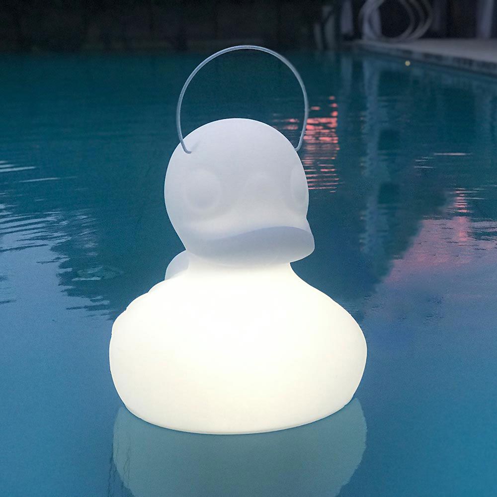 Schwimmfähige Akku-LED-Lampe Duck-Duck XL Weiß schwimmend im Pool mit sanftem Licht.
