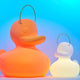 Schwimmfähige Akku-LED-Leuchte Duck-Duck S in Gelb und Weiß, bruchfest und transportabel, mit fröhlichem Enten-Design.