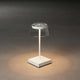 Dimmbare Scilla LED Akku Tischleuchte IP54 in modernem Design mit USB-Anschluss und warmem Licht bei 2700 und 3000 Kelvin.