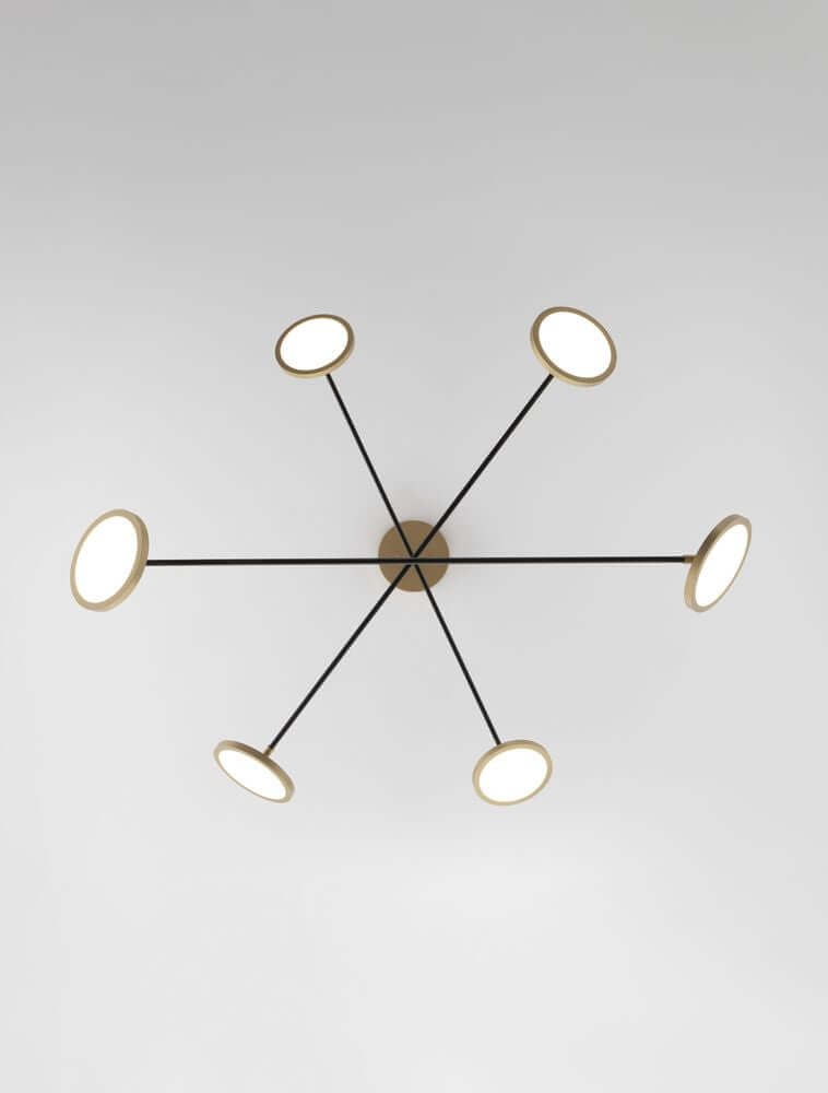 Pendelleuchte Scope von Nova Luce mit sechs goldenen Leuchtmitteln und schwenkbaren Armen für individuelles Licht.