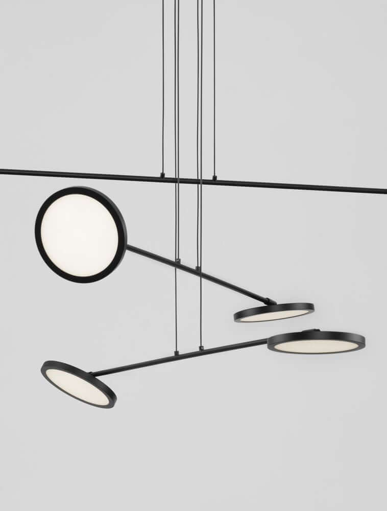 Scope LED Pendelleuchte mit 6 schwenkbaren Leuchtmitteln in mattschwarz und gold, dimmbar für wohnliches Ambiente.