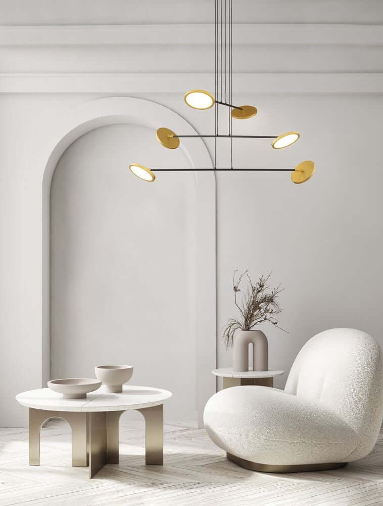 Moderne Pendelleuchte mit goldenen Leuchtmitteln in stilvollem Wohnraum, kombiniert mit skandinavischem Design.