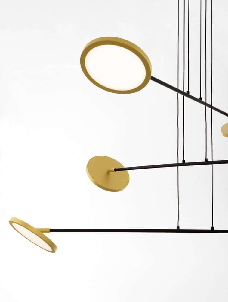 Pendelleuchte SCOPE von Nova Luce mit goldfarbenen Leuchtkörpern und schwarzem Gestell, dimmbar.