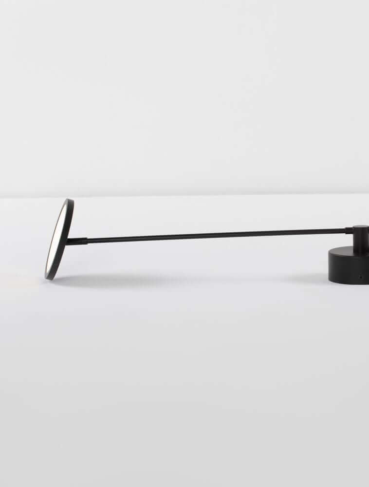 Scope LED Wandleuchte 2-flammig 3000K seitlich von vorne, modernes Design mit schwarzer Halterung.