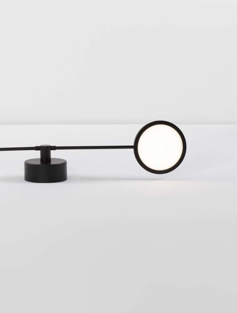 Scope LED Wandleuchte 2-flammig 3000K in modernem Design mit rundem Lampenschirm.