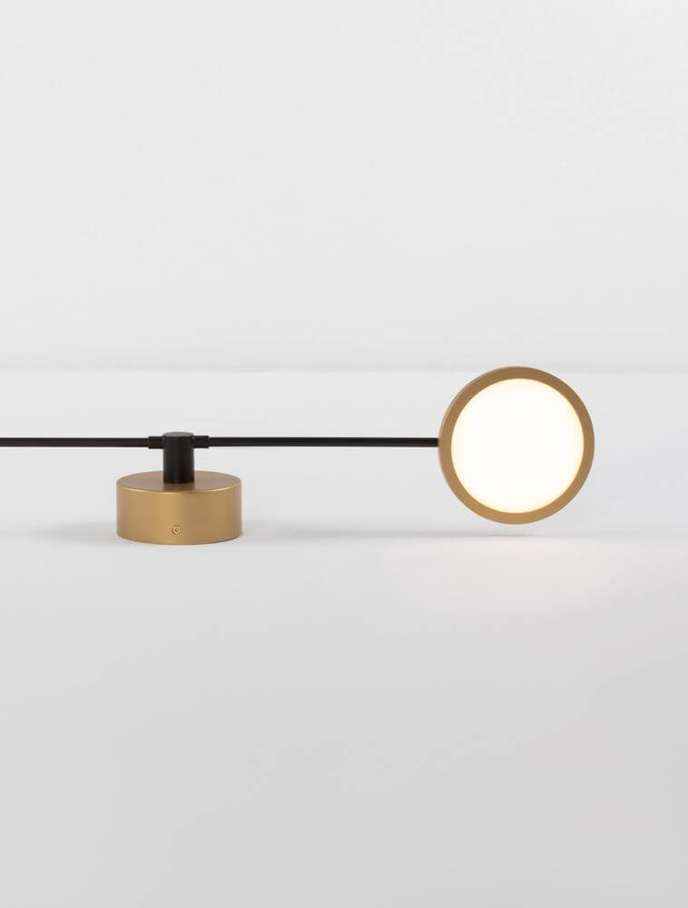 Scope LED Wandleuchte 2-flammig 3000K in elegantem Design mit goldener Basis und runder Leuchte.