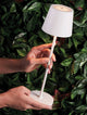 Seina LED Außentischleuchte 3000K IP54 in weißer Ausführung, modern gestaltet, in einer Hand gehalten.